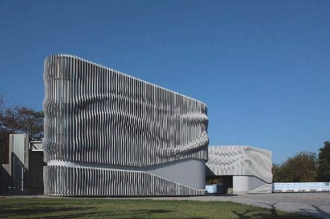 常州浅谈现代建筑采用网架结构安装的主要优势和应用